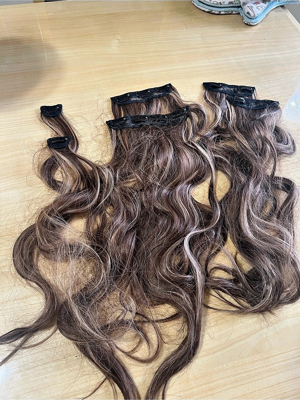 NWT 6 pc 2 large 2 medium 2 small Brown Wavy Clip-In Hair Extensions Like New 28